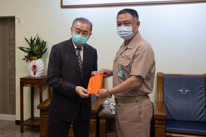 李栋梁颁赠慰问金给海军146舰队。（军闻社提供）