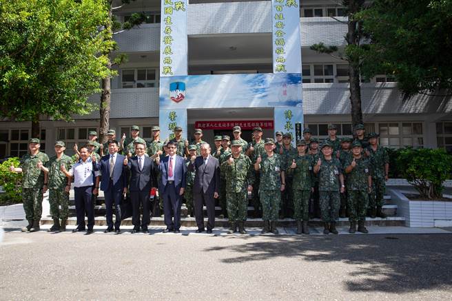 李栋梁荣誉理事长慰问澎防部官兵并合影留念。（军闻社提供）