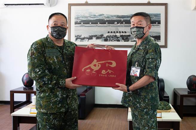陆军司令徐衍璞上将（左）代表国防部长致赠礼盒，由澎防部指挥官刘协庆中将代表 受。（军闻社提供）