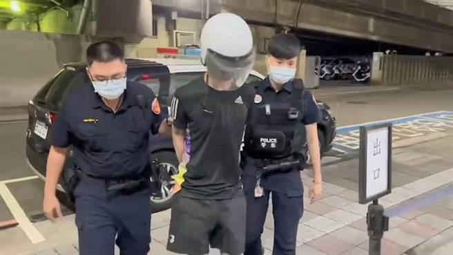 新北市三重区有名男子疑似与人结怨，双方在今日凌晨相约谈判，没想到一言不合就当街打起来，男子在口角中更遭刀子砍伤，警方获报后进行调查，仅4小时便将砍人凶嫌逮捕。(三重警分局提供)