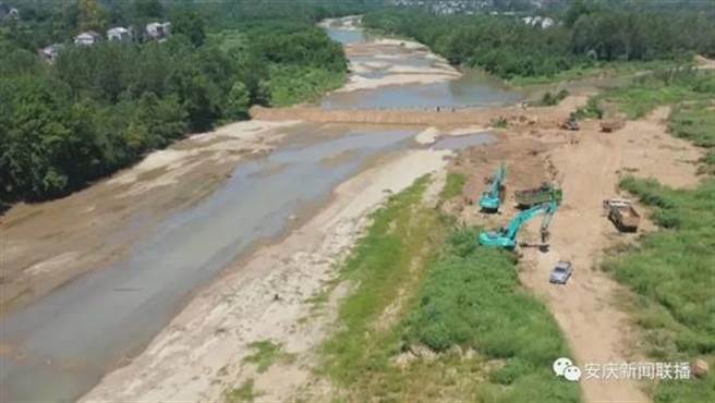 热到离谱！不到43℃都挤不进气温TOP10。安徽怀寧县境内多条主干河流断流。（安庆新闻联播）