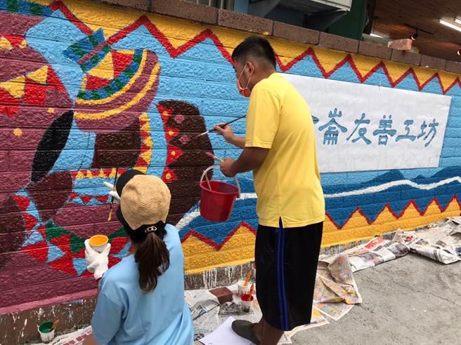 顶新和德文教基金会以捐助计画帮助偏乡、边缘户家庭、老人及身心障碍者、高关怀及更生青少年，日前和德志工深入台东，与白永恩神父社会福利基金会服务的身心障碍者文龙一起彩绘墙壁。（顶新和德文教基金会提供／吴建辉彰化传真）