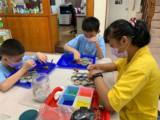 和德志工与白永恩神父社会福利基金会的志工们，顶着烈日在文龙的指挥下，彩绘墙壁，将空白又无趣的围墙，改造成充满在地特色的创意画作。（顶新和德文教基金会提供／吴建辉彰化传真）