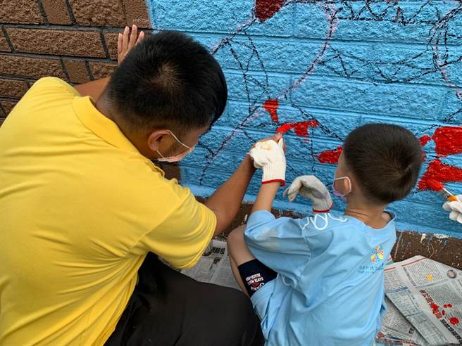 「绘画」就是有自闭的文龙，唯一与外界沟通的心灵之窗，透过「画笔」妆点城市，也透过「画笔」进行一场心灵对话。（顶新和德文教基金会提供／吴建辉彰化传真）