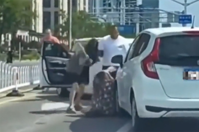 23歲潘姓女子拿球棒不斷暴打段女。（圖／翻攝自微博）