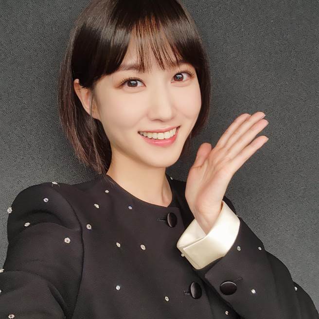 朴恩斌受访时不忘带着剧中最爱的鲸鱼。（Netflix提供）