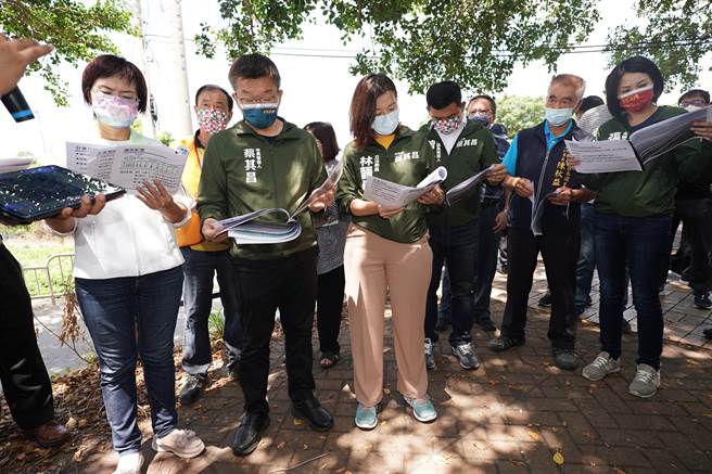 立法院副院長蔡其昌16日偕民進黨籍民代到橫跨烏溪、串聯彰化與台中大肚生活圈的和美大橋會勘。（馮惠宜攝）