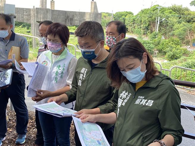 立法院副院長蔡其昌16日偕民進黨籍民代到橫跨烏溪、串聯彰化與台中大肚生活圈的和美大橋會勘。（馮惠宜攝）