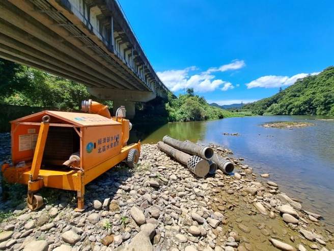 基隆新山水库蓄水率剩一半，经济部水利署启动多管道增援，图为调派抽水机到双溪崑溪桥增抽水源。(图／水利署提供)