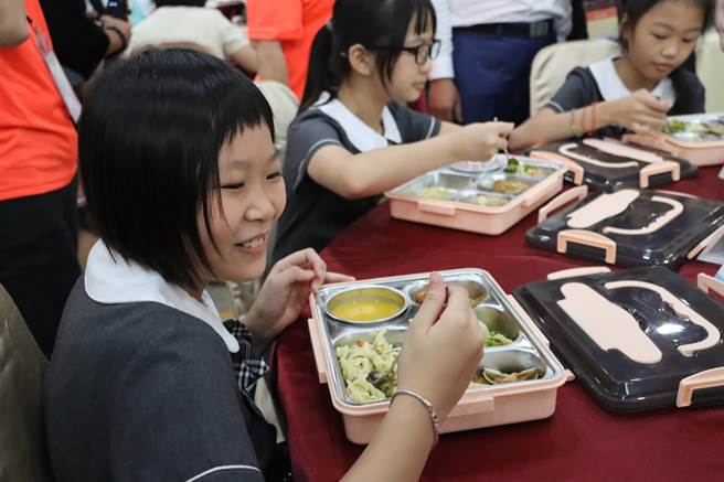 嘉義縣番路鄉民和國小學童開心品嘗88營養午餐。（呂妍庭攝）