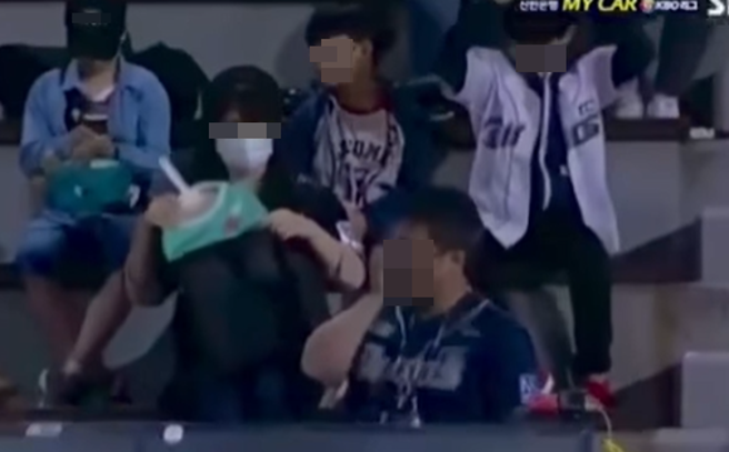 老婆在后面看不下去，随即把扇子没收。(翻摄脸书寰泰运动新闻)

