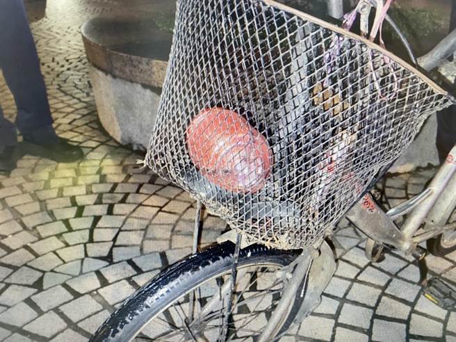 吴姓老翁骑的脚踏车并未安装灯光。（翻摄画面）