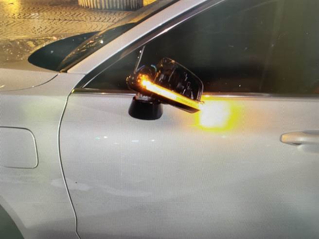 王姓汽车驾驶左照后镜遭脚踏车碰撞。（翻摄画面）