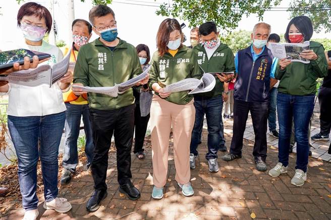 民进党参选台中市长的立法院副院长蔡其昌，16日到大肚区会勘连接台中和彰化的跨河大桥-和美大桥。（蔡其昌服务处提供）
