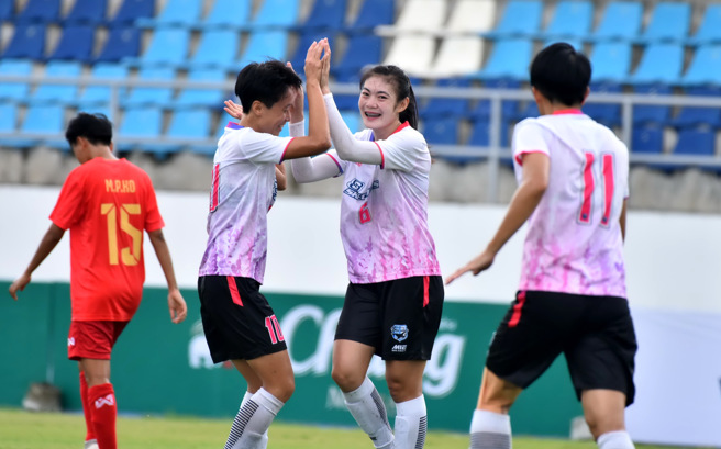 泰国女足队长席拉万（右二）替台中蓝鲸攻入第2球，与前锋苏育萱（左二）击掌庆祝。（台中蓝鲸提供）