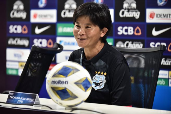 台中蓝鲸拿下我国在女足俱乐部国际赛歷史性首胜，总教练吕桂花于赛后记者会开心受访。（台中蓝鲸提供）
