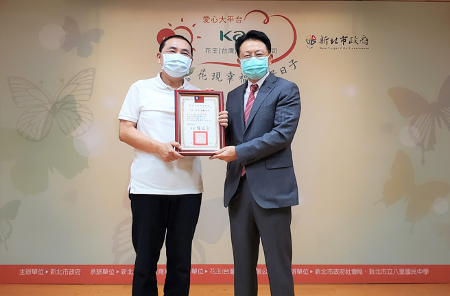 新北市市长侯友宜(左)与花王(台湾) 董事长大熊康生(右)携手合作。 (照片/新北市政府提供) 