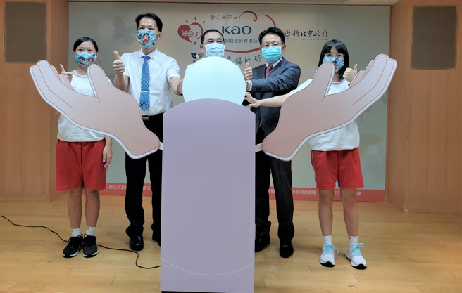 产官学合作，期望从教育的扎根下，落实月经平权，保障学生们的健康。(照片/新北市政府提供)