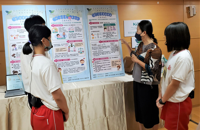发展月经教育懒人包，提供各级学校进行校园宣导，并引进花王宣导讲师入校协同进行卫生教育及性平教育。(照片/新北市政府提供) 