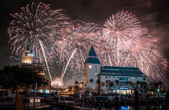 雄狮旅游独家与淡水福大容饭店合作，于烟火施放期间举办鸡尾酒晚会。（雄狮旅游提供）