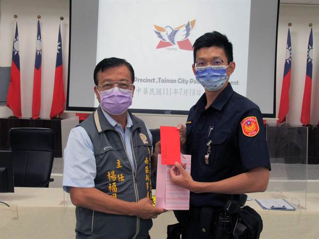 台南市警六分局盐埕派出所警员许智豪歷经4度落榜，今年终于如愿考上警察大学二技班后，接受南区警友办事处主任杨福明的祝福。（警六分局提供／洪荣志台南传真）