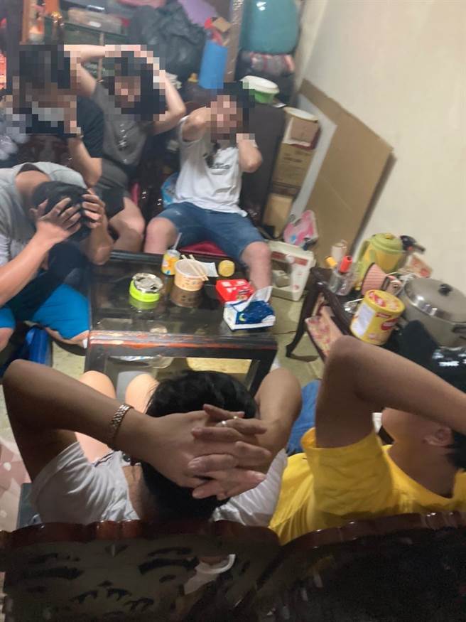 警方当场逮捕14名「老毒虫」。（警方提供／李奇叡新北传真）