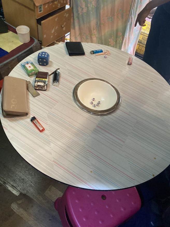 警方在房内发现各项赌博设施。（警方提供／李奇叡新北传真）