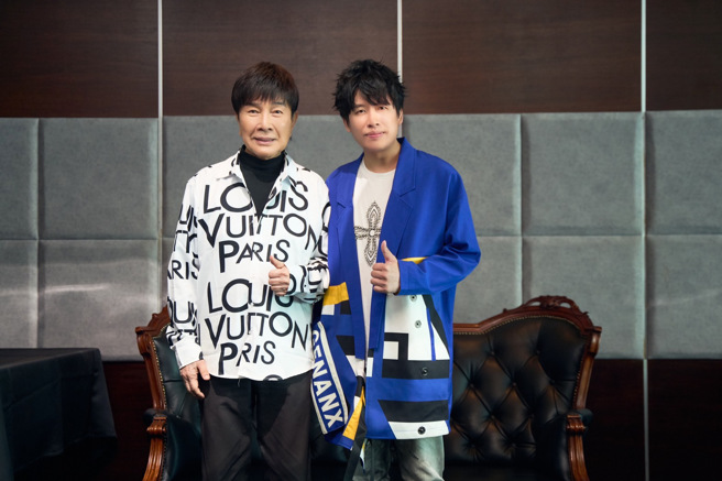 陳昶均（右）16日舉辦首張台語專輯《夜夜情》發片活動，邀來謝雷出席力挺。（欣代唱片提供）