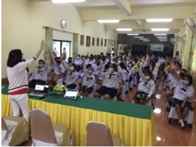 林副校长赴泰学校，受到学子热情欢迎。