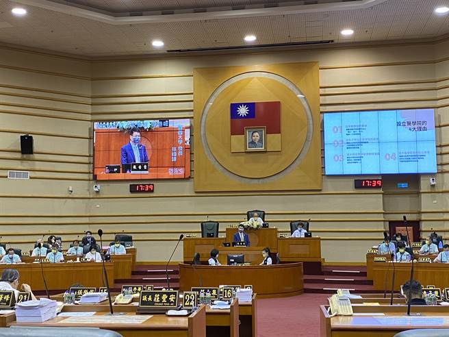 嘉义大学校长林翰谦今天到市议会专题报告，嘉大设医学院的优势。（廖素慧摄）