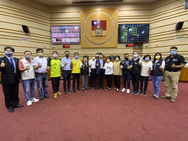 嘉义大学校长林翰谦今天到市议会嘉大设医学院的优势，府会乐观其成。（廖素慧摄）