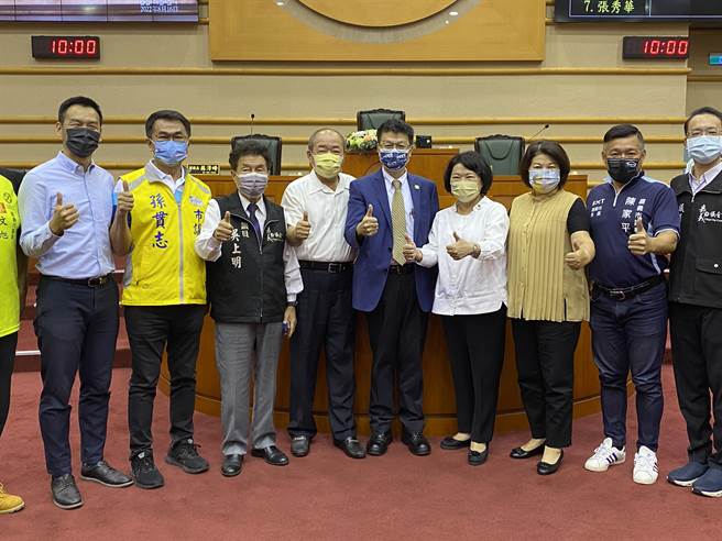 嘉义大学校长林翰谦今天到市议会争取议员们支持设立医学院。（廖素慧摄）