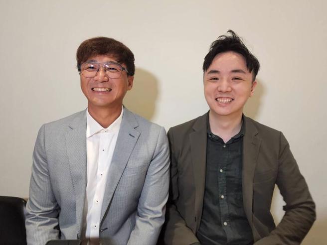 築間餐飲集團董事長林楷傑（左）設立創投資金，樂當「天使」扶植萌芽階段的餐飲新秀，獲注資的路易奇餐飲集團總經理武俊傑（右）說，將持續展店壯大，目標2026年興櫃，店數規模達30店。（圖/ 中央社）