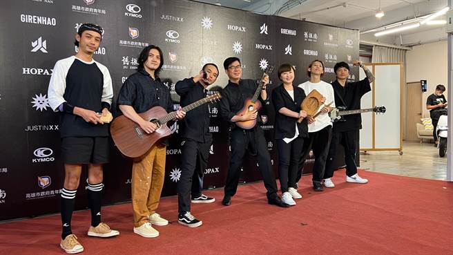 高雄百年老店品牌「旧振南」，以传统汉饼闻名，这次与灭火器乐团携手联名推出台湾设计展期间限定口味的「摇滚汉饼」，并交由壁画艺术家纪人豪重新设计包装。高雄市长陈其迈今与团队合影。（柯宗纬摄）