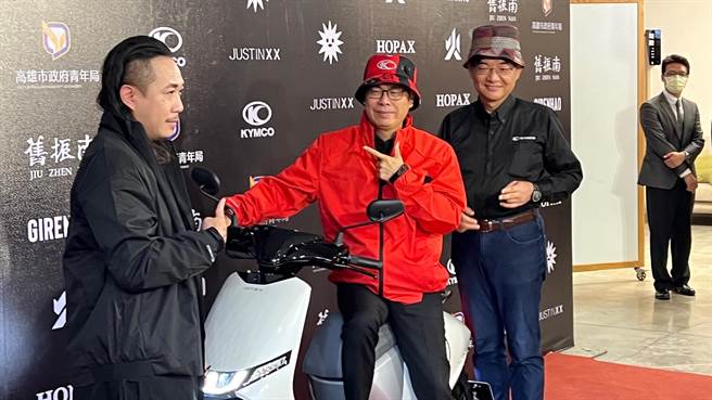 光阳工业响应环保进军电动机车市场，因此邀请台湾首位获选进入纽约官方时装周的品牌JUST IN XX设计师周裕颖，以「永续时尚」为设计主轴，将制作机车产生的废料回收再利用，设计成服装、配饰。（柯宗纬摄）