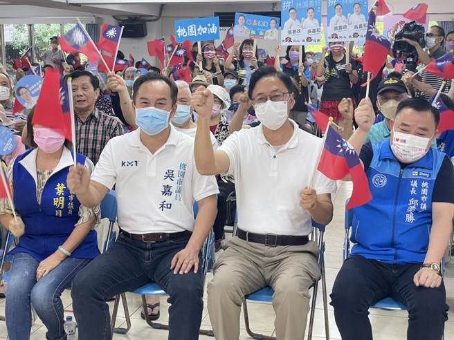 國民黨桃園市長參選人舉辦見面會展現藍營大團結氣勢。(呂筱蟬攝)