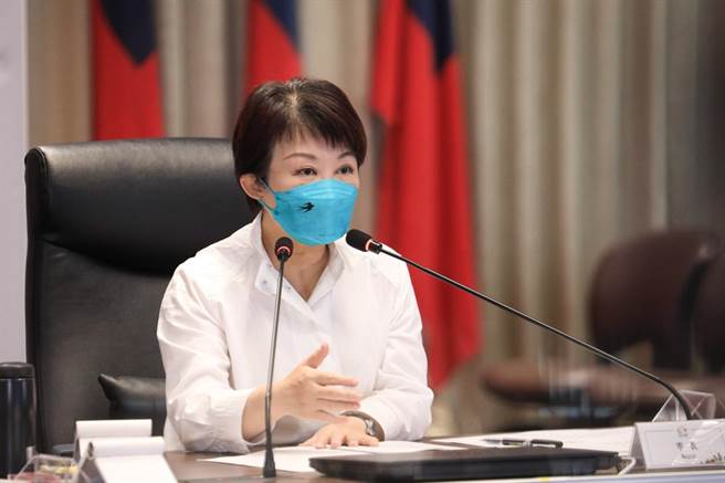 台中市长卢秀燕在市府市政会议上指出，大陆对台湾军事威胁、针对部分品项的农特产进口下禁令，她感到不以为然。(市府提供／林欣仪台中传真)