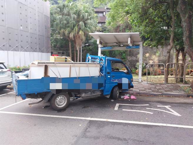 22岁小货车驾驶腿部骨折送医。（翻摄画面）