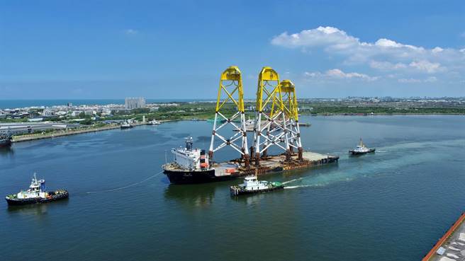 中钢集团旗下兴达海基公司承制沃旭大彰化案管架式水下基础，沃旭雇用的巴拿马籍重件运输船「大和号」12日清晨抵达兴达港后，今（16）日利用涨潮时刻，顺利载运第1批3座百分百国产化水下基础出港，前往风场交由沃旭海事工程团队安装，也为台湾离岸风电在地化开启新页。（中钢提供）