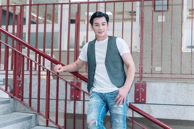 伊正透露國中時曾經離家出走到台北。（TVBS提供）