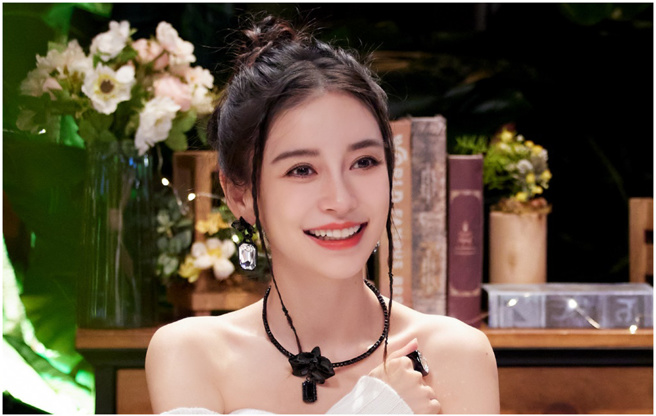 Angelababy吃相很真实。（图／微博@杨颖工作室）