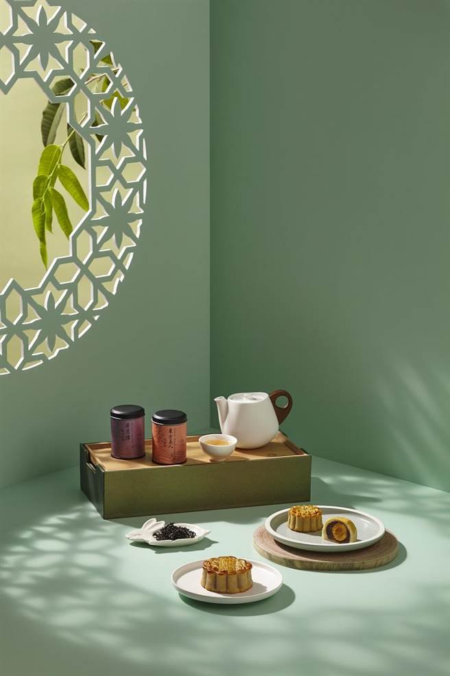 新东阳「朗月咏茗礼盒」，茶托盘上盖设计可放茶具。（新东阳提供）