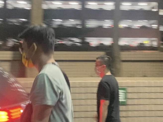 新北地检署今年6月发动搜索，调查北台湾员警集体收贿案，检方昨日执行第二波搜索，约谈10名员警中，3警遭裁定羁押禁见，7警被谕知10万元交保。（蔡雯如摄）