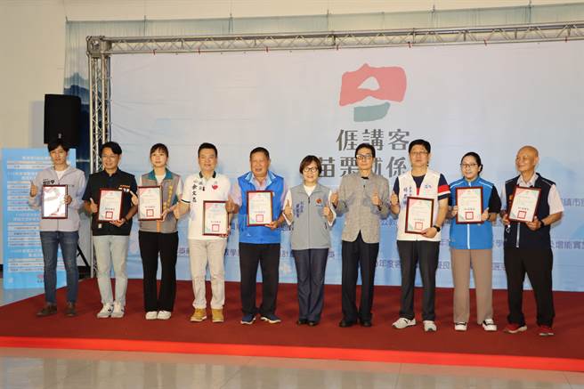 多位議員報考客語初級認證。（苗栗縣府提供／李京昇苗栗傳真）