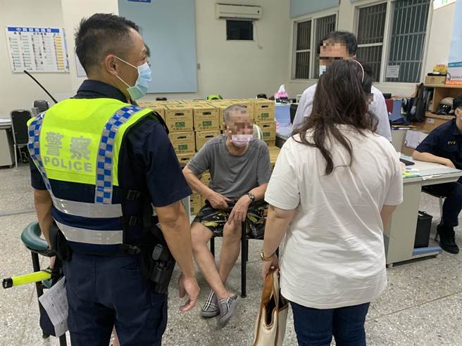 老翁在員警協助下聯繫上家人平安返家。（警方提供／呂筱蟬桃園傳真）
