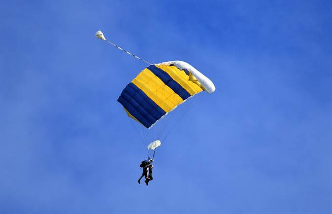 高空跳傘表演16日在鹿野高台登場，烏克蘭籍教練Gennadii（後）載著俄羅斯籍女Svetlana教練（前）表演雙人傘。 （莊哲權攝） 