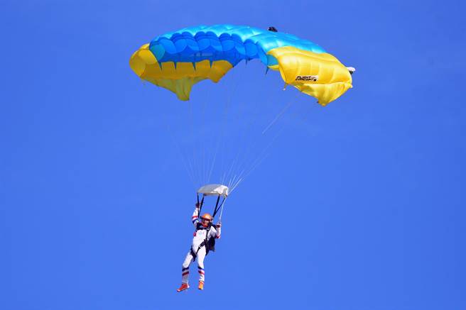 高空跳傘表演16日在鹿野高台登場，專業教練從高空自由落體，有如天降神兵。（莊哲權攝） 