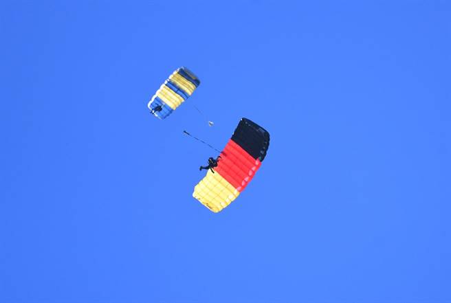 高空跳傘表演16日在鹿野高台登場，專業教練從高空自由落體，有如天降神兵。（莊哲權攝）