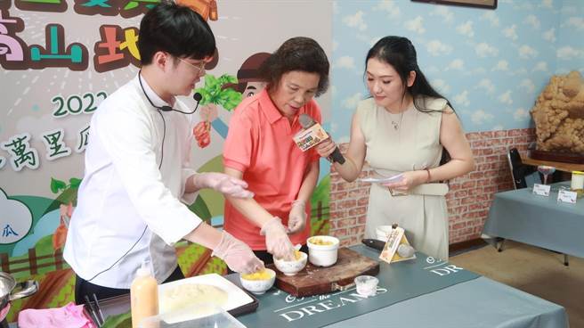 万里区公所邀来2018 Chef plate台湾冠军天菜大厨阮绍荣，介绍独门地瓜料理的美食食谱。（万里区公所提供／李奇叡新北传真）