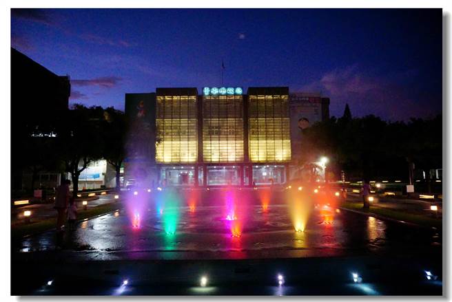 睽违1年多，台南市新营区民治市政中心广场前的儿童戏水池和水舞区重新开放。（吴明成提供／张毓翎台南传真）